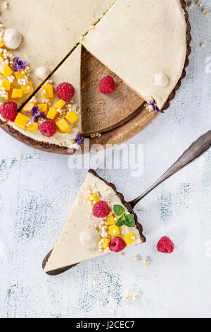 Schokoladen-Tarte mit Mango und Himbeeren Stockfoto