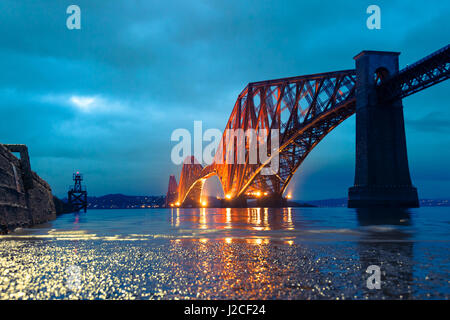 Reflexionen von der ikonischen Forth Rail Bridge im Fluss Firth in der Abenddämmerung. South Queensferry, Edinburgh, Schottland Stockfoto