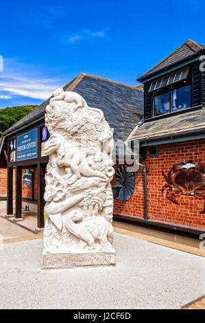 Die sechs Fuß hohe ursprüngliche Skulptur aus Portland Stone, prähistorische Kreaturen, die außerhalb des Visitor Center, Lulworth Cove Gestelle Stockfoto