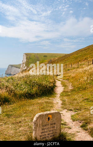 Ein Top Felsenweg von Durdle Door auf der Landzunge von weißen Nothe steilen Kreide Hügel steigt und fällt in tiefen Tälern bietet einen herrlichen Blick Stockfoto