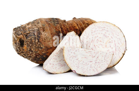 In Scheiben geschnittene Taro auf dem weißen Hintergrund isoliert. Stockfoto