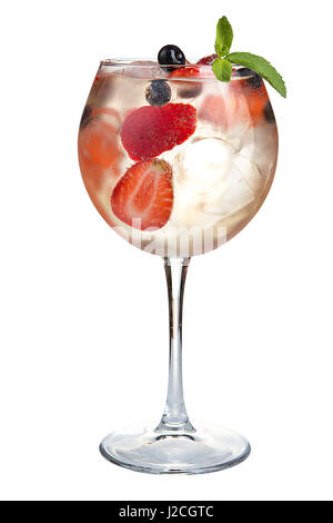 Alkoholischer Cocktail mit Beeren und Eis. Starkes alkoholisches Getränk auf einem weißen Hintergrund isoliert Stockfoto