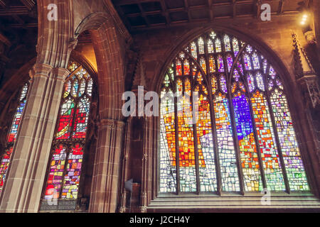 Schöne Glasfenster und Säulen der Manchester Kathedrale in Großbritannien Stockfoto