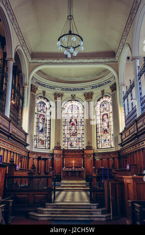 Kirche Saint Anns in Manchester, UK. Blick auf die schönen Mosaik-Fenster Stockfoto