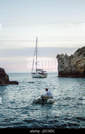 Italien, Toskana, Provincia di Livorno, begleiten Sie die Crew, Segeln Italien: Elba, Motorboot, Segelboot Stockfoto