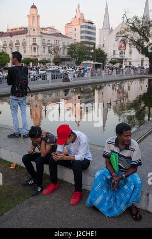 29.01.2017, Yangon, Republik der Union Myanmar, Asien - die Einheimischen sind zu sehen, die an einem Wasserbecken in Yangon beliebte Maha Bandula Garten. Stockfoto