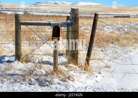 Bewohner ist aus der Landwirtschaft in den Ausläufern der Rocky Mountains in Colorado umgezogen.  Postfach hängt leer, rosten und verfallenen. Stockfoto