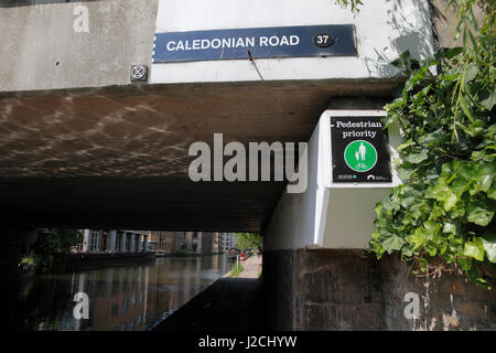 Einen Hinweis auf Thornhill Brücke über den Kanal Regents in London Warnung Radfahrer, dass Fußgänger Vorrang haben Stockfoto