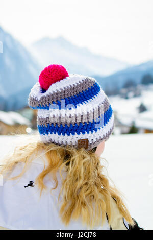 Österreich, Tirol, Sölden, hübsches Mädchen von hinten Sölden ist die größte Gemeinde in Österreich, mit 3199 Einwohnern im südlichen Teil des Ötztals Stockfoto