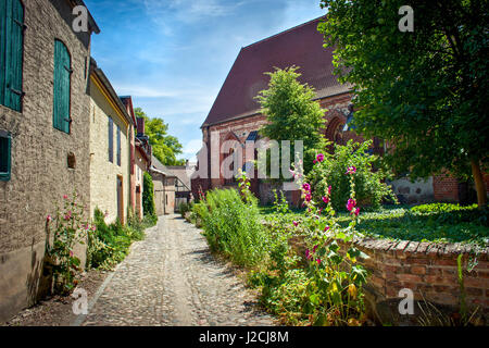 Deutschland, Mecklenburg-Vorpommern, Roggentin, Mecklenburgische Seenplatte, Kanu vom See Leppin, Granziner See, Wesenberg Kirche am See Woblitz Stockfoto