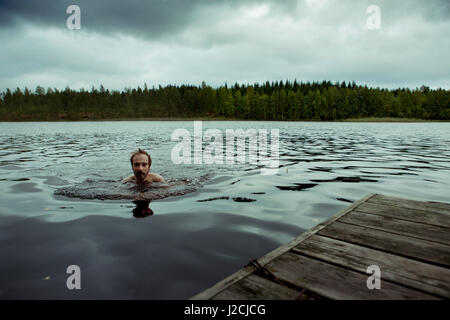 Finnland, 10 Tage in die Mökki, auf einer Insel Leben nur Ruderboot erreichbar. Ringelrobbe Nationalpark, A Runde Schwimmer im Wasser Stockfoto