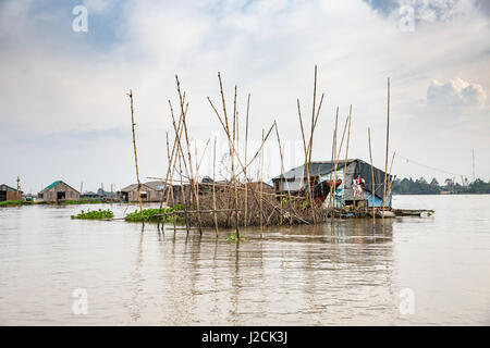 Cồn Sơn, Bùi Hữu Nghĩa in der Nähe von Cần Thơ, Hauptstadt und größte Stadt im Mekong DeltaBy Boot überqueren Sie den Mekong auf die Insel. Fischer-Häuser Stockfoto