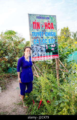 Cồn Sơn, Bùi Hữu Nghĩa in der Nähe von Cần Thơ, die Hauptstadt und größte Stadt im Mekong-Delta, die Frau des Fischers vor ihrer Werbung Stockfoto