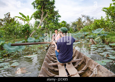 Cồn Sơn, Bùi Hữu Nghĩa nahe Cần Thơ, Hauptstadt und größte Stadt im Mekong-Delta. Mit dem Ruderboot durch die Fischfarm-Plantage. Stockfoto