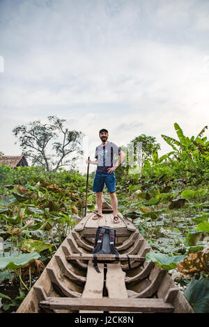Cồn Sơn, Bùi Hữu Nghĩa nahe Cần Thơ, Hauptstadt und größte Stadt im Mekong-Delta. Mit dem Ruderboot durch die Fischfarm-Plantage. Stockfoto