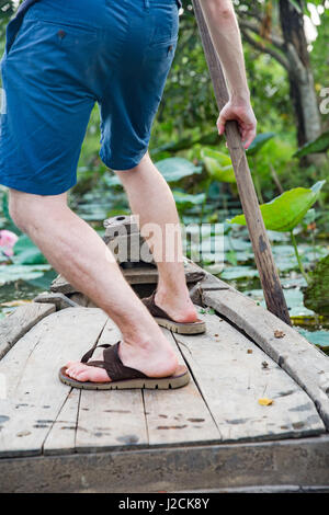 Cồn Sơn, Bùi Hữu Nghĩa nahe Cần Thơ, Hauptstadt und größte Stadt im Mekong-Delta. Mit dem Ruderboot durch die Fischfarm-Plantage. Stockfoto