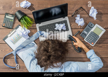 Überarbeitete Geschäftsmann Stockfoto