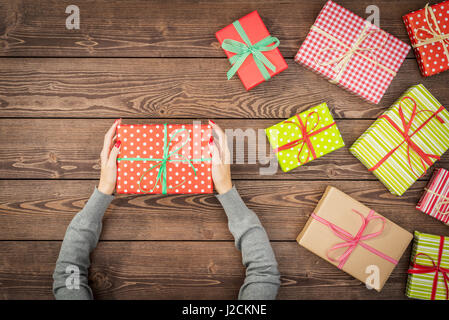 Weibliche Hände halten Weihnachtsgeschenk Stockfoto