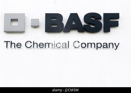 Vejle, Dänemark - 25. März 2017: BASF-Logo an der Wand. BASF ist ein deutsches Unternehmen der chemischen und der größte Produzent der Welt Stockfoto