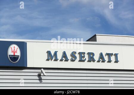 Lyon, Frankreich - 25. September 2015: Maserati-Logo an der Wand. Maserati ist ein italienischer Luxus-Fahrzeughersteller in Italien ansässigen Stockfoto