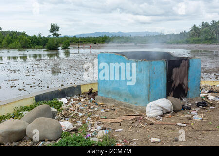 Indonesien, Maluku Utara, Kabupaten Halmahera Timur, Verschmutzung am See am nördlichen Molikken Stockfoto