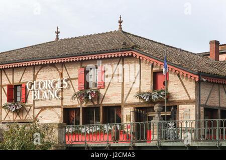 Vonnas, Frankreich - 23. Februar 2017: Restaurant Georges Blanc in Vonnas, Frankreich. Georges Blanc in Vonnas ist ein französischer Küchenchef mit drei Michelin-Sternen Stockfoto