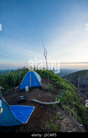 Indonesien, Maluku Utara, Kabupaten Halmahera Barat, Zelt auf dem Gipfel Stockfoto