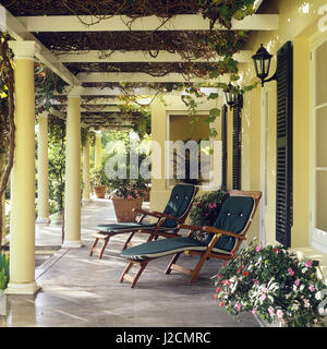 Sonnenliegen auf der Terrasse. Stockfoto
