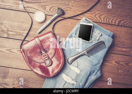 Der modische Frauen Tasche auf einem alten Holztisch Stockfoto