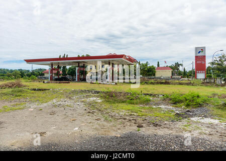 Indonesien, Sulawesi Selatan, Kabul Barru, Tankstelle unter weißen Wolkenabdeckung auf Sulawesi Selatan Stockfoto