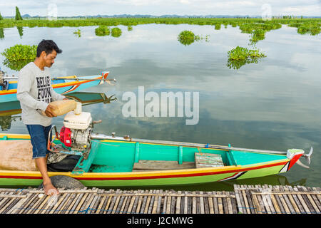 Indonesien, Sulawesi Selatan Kabupaten Soppeng, lokalen macht Boot bereit für den Abflug, See Danau Tempe Stockfoto