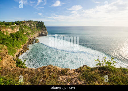 Indonesien, Bali, Kabudaten Badung, wunderbarer Blick auf das Meer, steile Felswand am Meer an der Uluwatu Tempel Stockfoto