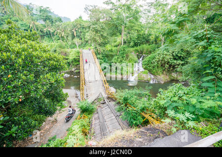Indonesien, Bali, Kabupaten Karangasem, zusammengebrochen Brücke über einen Fluss Stockfoto
