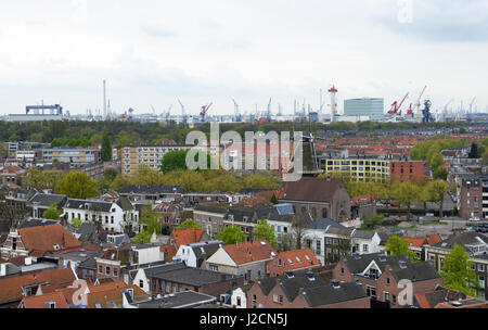 Blick auf Hafen von Roterdam, Niederlande von Schiedam Stockfoto