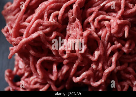 High-Angle Shot von einem Haufen von rohes Rindfleisch Hackfleisch auf dem Schiefer Teller Stockfoto