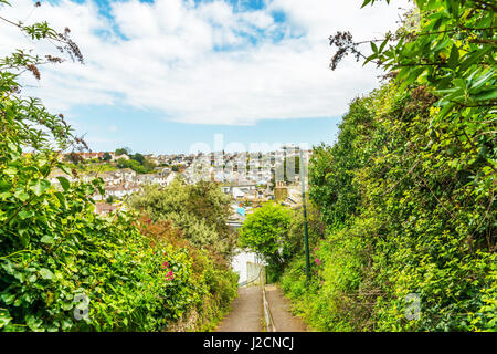 Abstieg auf die steinerne Treppe vom Hügel in der Küste, in den Hintergrund Panoramablick auf die Stadt, bunten Fassaden der Gebäude Stockfoto