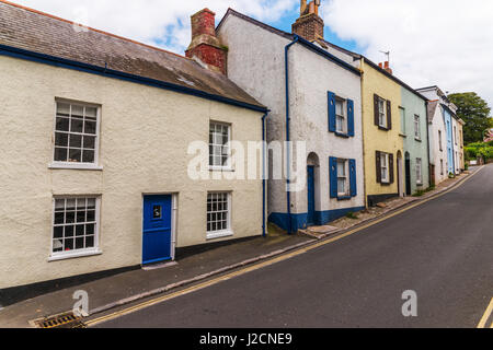 Ansicht von Wohngebäuden entlang der Straße hinauf, bunten Fassaden von Gebäuden, typischen Farben des Dorfes am Meer, Architektur Stockfoto