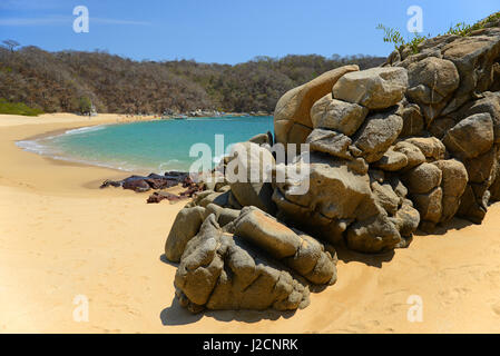 Playa del Organo in Huatulco tagsüber, Mexiko. Stockfoto