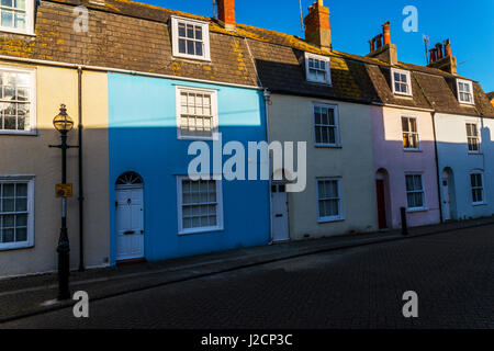 Ansicht von Wohngebäuden entlang der Straße hinauf, bunten Fassaden von Gebäuden, typischen Farben des Dorfes am Meer, Architektur Stockfoto