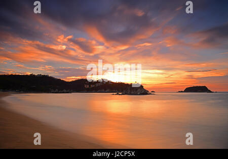 Sonnenaufgang auf Tangolunda Bay im berühmten Badeort Huatulco, Mexiko. Stockfoto