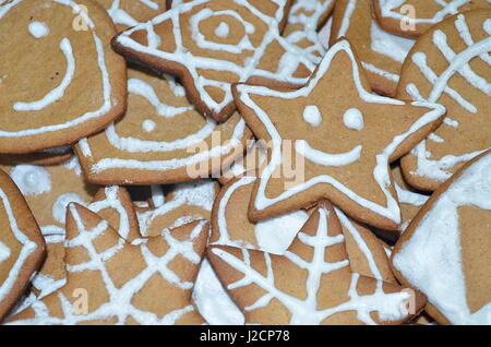 Einige verzierte Lebkuchen zu Weihnachten Stockfoto