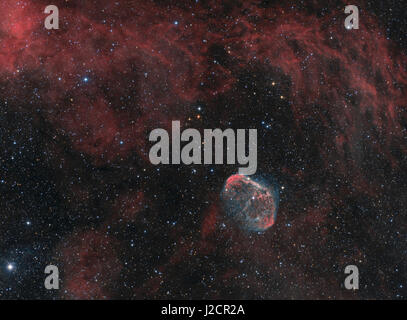 Der Crescent Nebel (NGC 6888, Caldwell 27, Sharpless 105) - ein Emissionsnebel im Sternbild Cygnus (Schwan).  Seifenblase ist auch sichtbar. Stockfoto