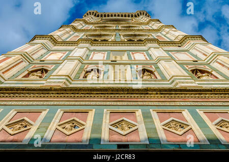 Suchen Sie die Giottos Campanile, der berühmte Glockenturm von Kathedrale von Florenz in der Toskana Stockfoto