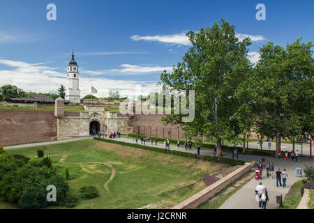 Belgrad, Serbien - 25 Mai: Tourist besuchen Festung Kalemegdan und berühmten Sahat Turm am 25. Mai 2013 in Belgrad. Stockfoto