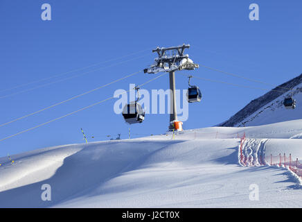 Gondelbahn und Off-Piste Hang mit neuen gefallenen Schnee auf Skigebiet am Abend Sonne. Großen Kaukasus, Shahdagh, Aserbaidschan. Stockfoto