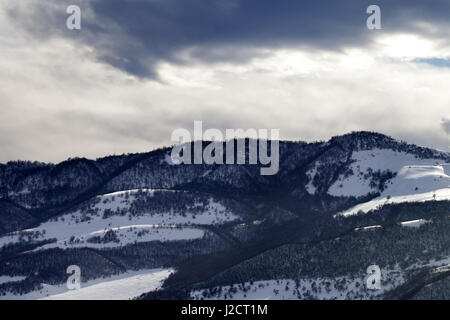 Winter Schneeberge und Gewitterwolken am Abend. Großen Kaukasus, Shahdagh, Aserbaidschan. Stockfoto