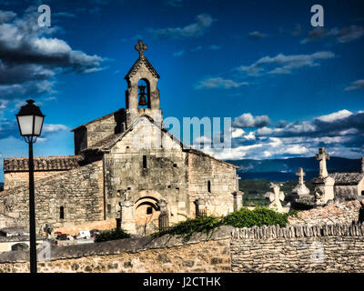 Frankreich, Provence, Sankt Pantaleon, Kirche aus dem 12. Jahrhundert mit einer Fels-Nekropole Stockfoto