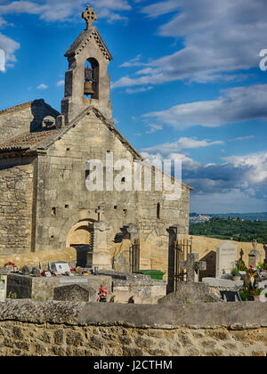 Frankreich, Provence, Sankt Pantaleon, Kirche aus dem 12. Jahrhundert mit einer Fels-Nekropole Stockfoto