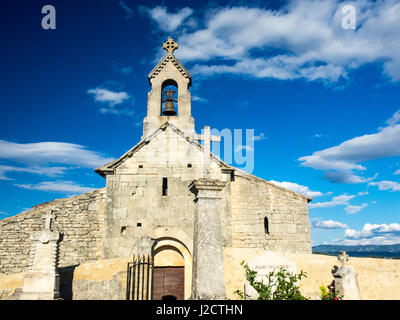 Frankreich, Provence, Sankt Pantaleon, Kirche aus dem 12. Jahrhundert mit einer Fels-Nekropole Stockfoto