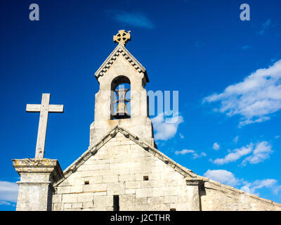 Frankreich, Provence, Sankt Pantaleon, Kirche aus dem 12. Jahrhundert mit einer Fels-Nekropole Stockfoto